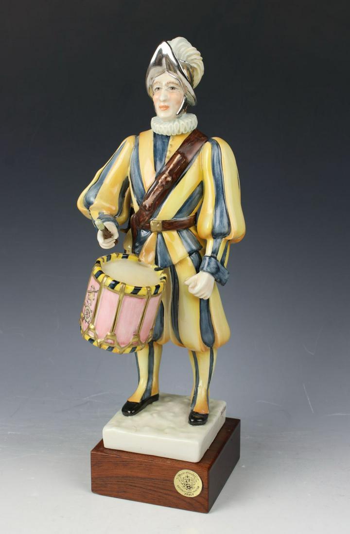 Capodimonte Guido Cacciapuoti Figurine Soldier: MANUFACTURE: Guido Cacciapuoti (Italy) NAME: Guard Papal Army Soldier - Drummer NUMBER: - YEAR: 1930-1953 LIMITED EDITION: 350 of 500 CONDITION: Excellent. No chips, no cracks. Drumstick was replaced.