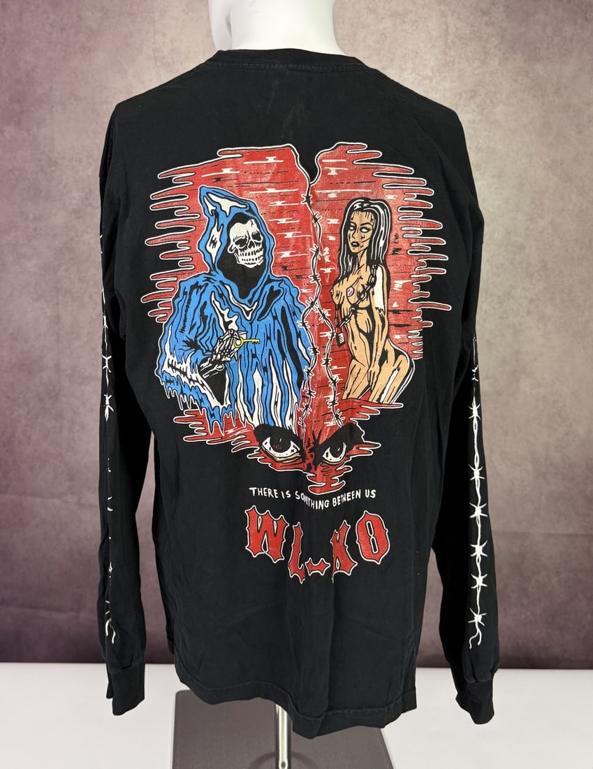 The Weeknd's Wardrobe - Warren Lotas long-sleeve shirt: Warren Lotas Xo The Weeknd Long Sleeve. Warren Lotas is the Los Angeles graphic apparel label founded by the eponymous designer. SIZE: L CONDITION: Pre-owned. The photographs are part of this descript