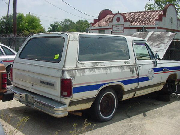 1989 DODGE RAM CHARGER LE 150: 1989 Dodge Ram Charger LE 150 2-door, VIN: 3B4GE17Y1KM911954, Mileage: 61424, white, 8-cyl, automatic. Tires: poor, only has 2 tires. Power windows and door locks. Exterior condition: poor. Interior c