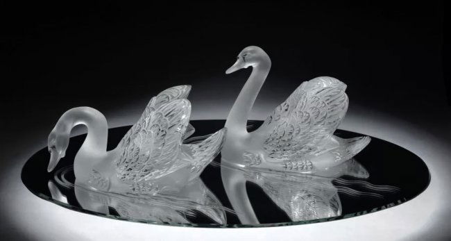 LALIQUE FROSTED "MIRROR-CYGNES" SWANS (1 of 3)