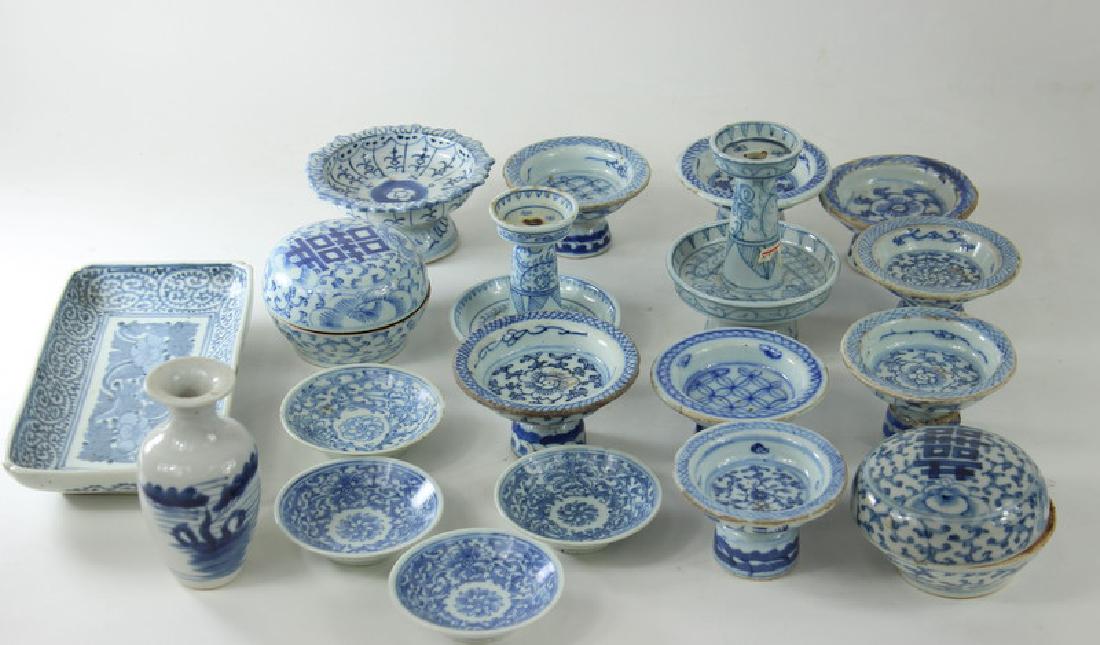 ANTIQUE CHINESE BOX LOT. BLUE + WHITE PORCELAIN (1 of 5)