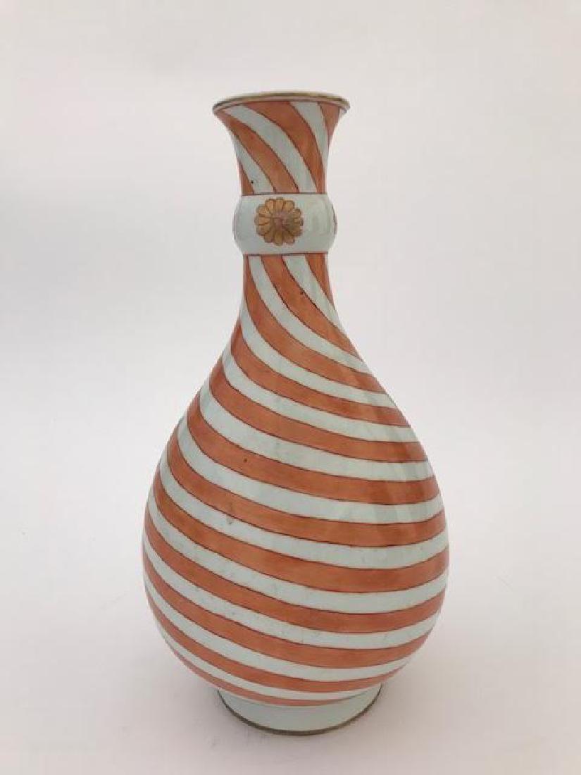 Chinese Hand Painted Porcelain Swirl Vase. (1 of 3)