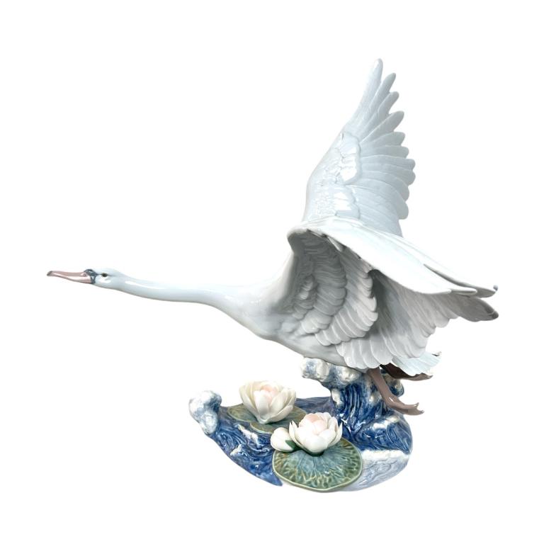 Lladro Spanish Porcelain Majestic Swan Figure (1 of 4)