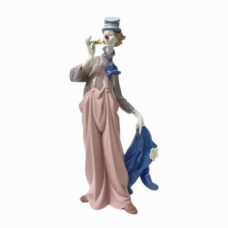 Lladro "A Mile Of Style" Clown Sculpture 6507: Large Lladro Spanish glazed porcelain sculpture titled "A Mile Of Style" or "Payaso Oliendo Flor" depicting a clown with flower number 6507. Sculpted by JosÃ© Luis Santes. Issued in 1998 and retired