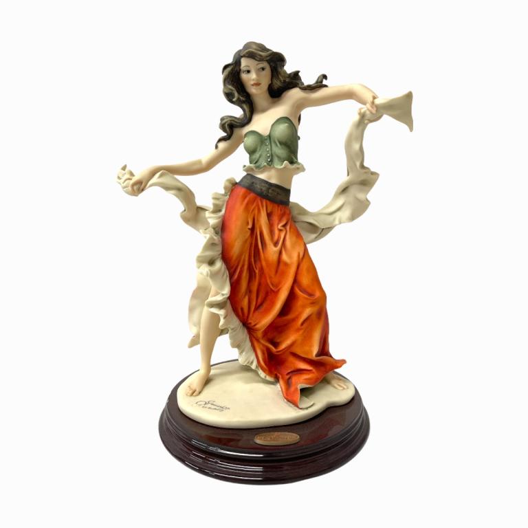 Giuseppe Armani "Esmerelda" Sculpture W/Box 0198: Giuseppe Armani Italian porcelain sculpture titled "Esmerelda" number 0198. Measures approx. 12 1/2" height. Includes original box. Appears in overall good condition.