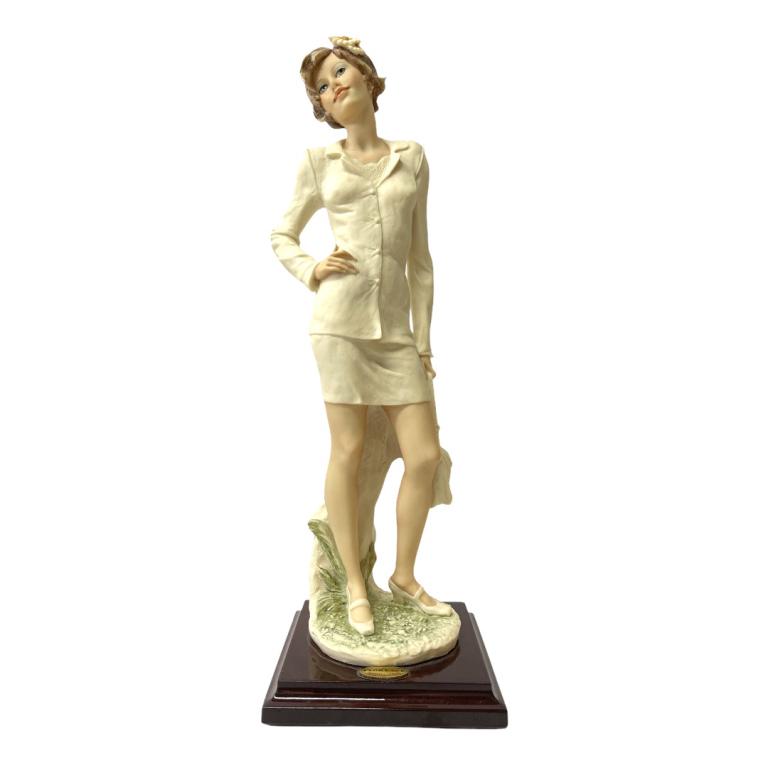 Giuseppe Armani "Claudia" Sculpture 1193F: Giuseppe Armani Italian porcelain sculpture titled "Claudia" number 1193F. Measures approx. 15 1/4" height. Includes original box. Appears in overall good condition.