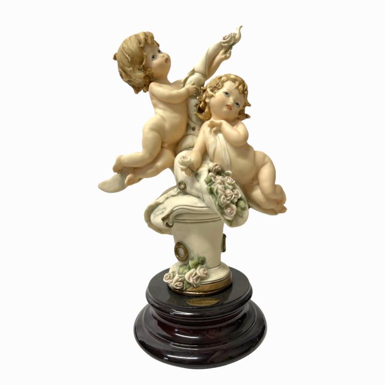 Giuseppe Armani "Cherubs With Flowers" 0186C: Giuseppe Armani Italian porcelain sculpture titled "Cherubs With Flowers" number 0186C. Measures approx. 10" height. Includes original box. Appears in overall good condition.