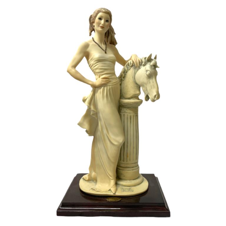 Giuseppe Armani "Lisa" Sculpture 0453F: Giuseppe Armani Italian porcelain sculpture titled "Lisa" number 0453F. Measures approx. 13 3/4" height. Includes original box. Appears in overall good condition.