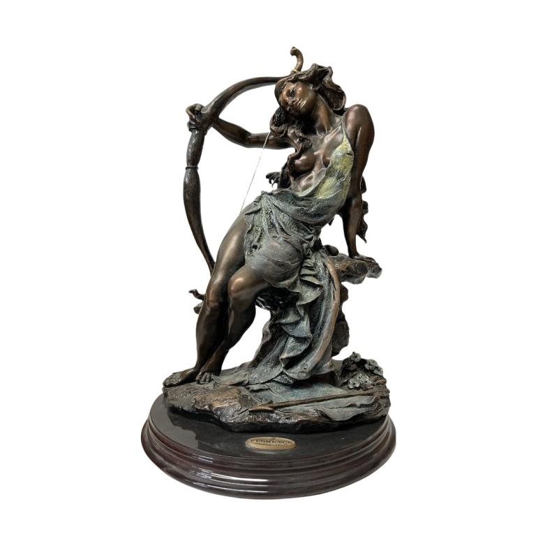 Giuseppe Armani "Diana" Sculpture 0677M: Giuseppe Armani Italian porcelain sculpture titled "Diana" number 0677M. Measures approx. 13" height. Includes original box. Appears in overall good condition.