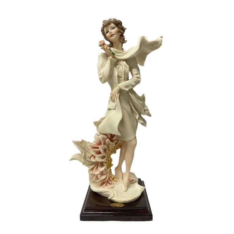 Giuseppe Armani "Dahlia" Sculpture 0745F: Giuseppe Armani Italian porcelain sculpture titled "Dahlia" number 0745F. Measures approx. 14" height. Includes original box. Appears in overall good condition.