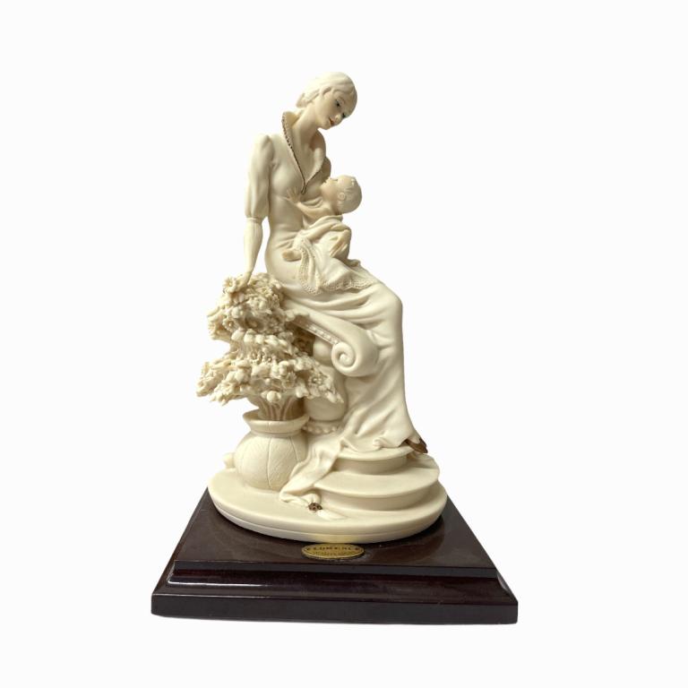 Giuseppe Armani "Maternity With Flowers" 0514F: Giuseppe Armani Italian porcelain sculpture titled "Maternity With Flowers" number 0514F. Measures approx. 9" height. Includes original box. Appears in overall good condition.