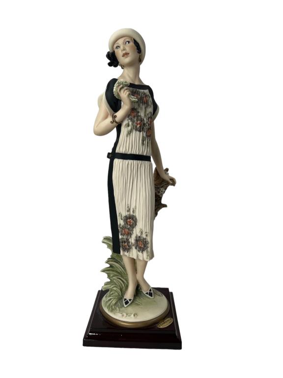 Florence Giuseppe Armani " HEATHER " Figurines: Florence Giuseppe Armani Dama Con Florellini " HESTHER " A Piece Of 1999 on a wooden base with a woman standing holding a bouquet of roses on her hand, with a beautiful white and black dress with desi