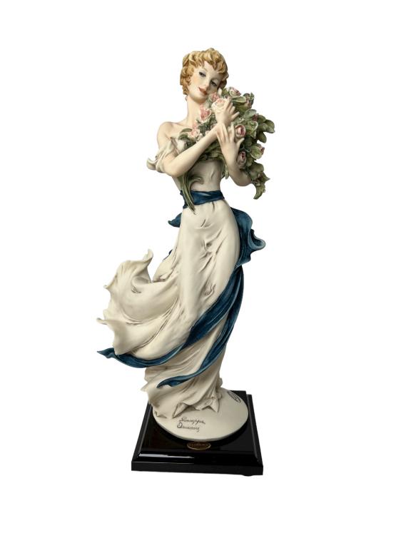 Florence Giuseppe Armani " BELLE " Figurines: Florence Giuseppe Armani, damina con fiori " BELLE " on a wooden base a young lady holding a bouquet of flowers. model 1528/C made in Italy, on 2002 ( height: 13, width: 6) Certification and and origi