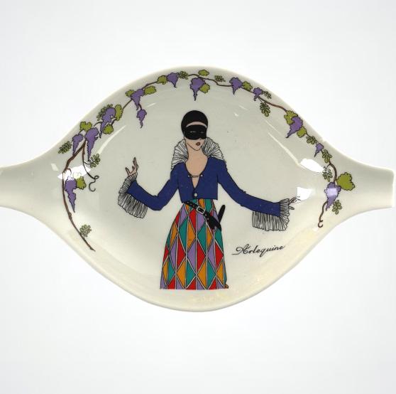 Villeroy and Boch Design 1900 Tea set: Depuis 1748 Design 1900 Vitro porcelaine This set includes: 1 Tea Pot 1 1/2 PT 1 Creamer 7 1/4 6 Saucer plates 6 1/5 diameter 6 desert plates8 inch diameter 1 tray 11 1/5 diameter 2 round small dish 4