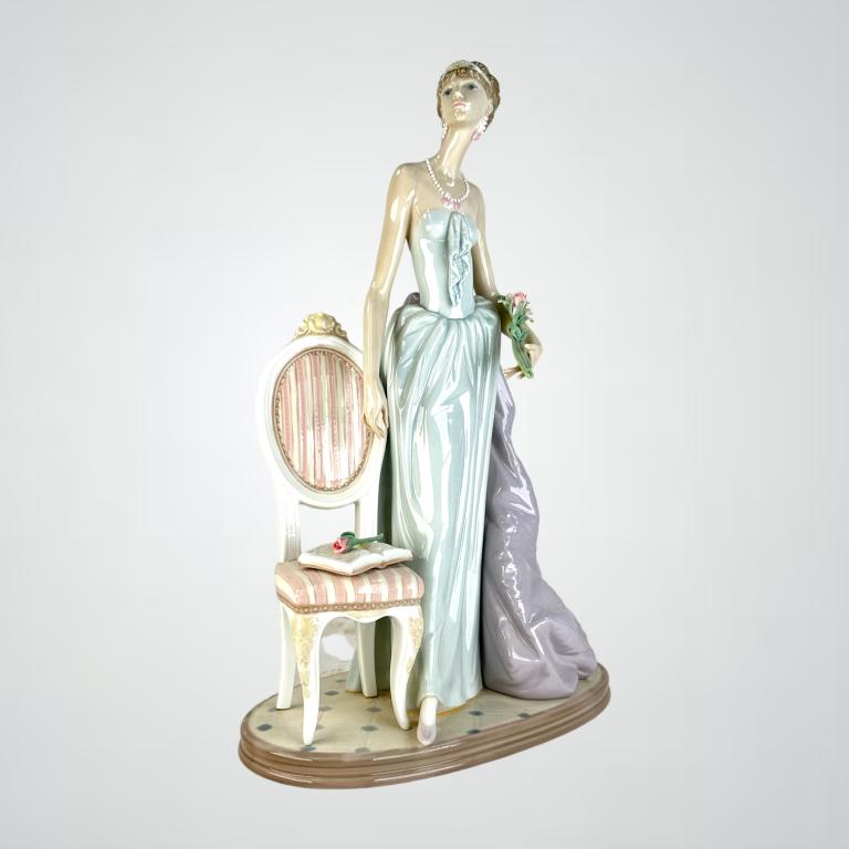 Lladro Porcelain Figurine Lady of Taste #1495, 15" (1 of 4)