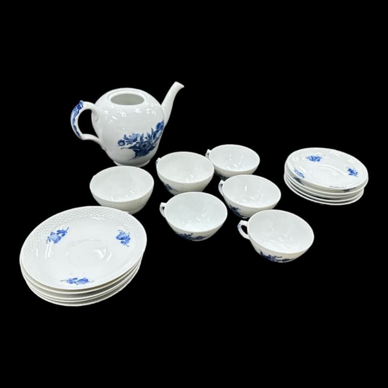17pcs Of Royal Copenhagen "Blue Flowers" Tea Items (1 of 5)