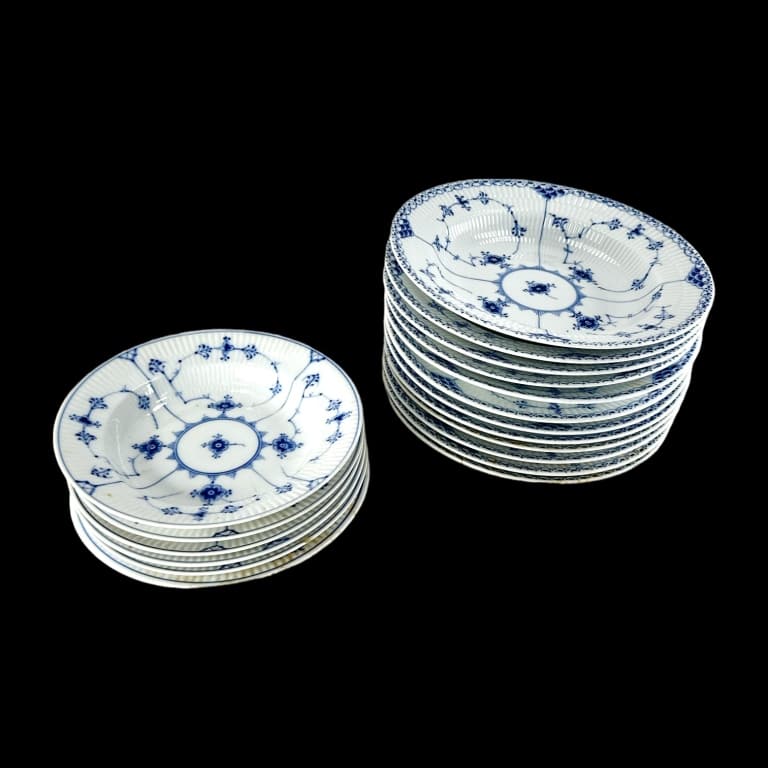 18Pcs Royal Copenhagen Dinner Plates: 18Pcs Royal Copenhagen Dinner Plates. 1 plate no. 1/271 8 1/4"D. 5 plates no. 1/169 7 3/4"D. 12 plates no. 1/565 9 3/4"D. All marked on underside. EF/B13/CB:C