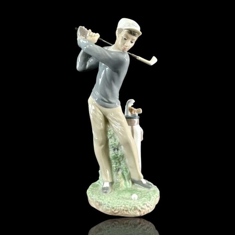 Lladro #4824 Golfer Porcelain Figurine. measures H: 10 3/4" x W: 5". good condition. EF/B15/SH:12A (1 of 4)