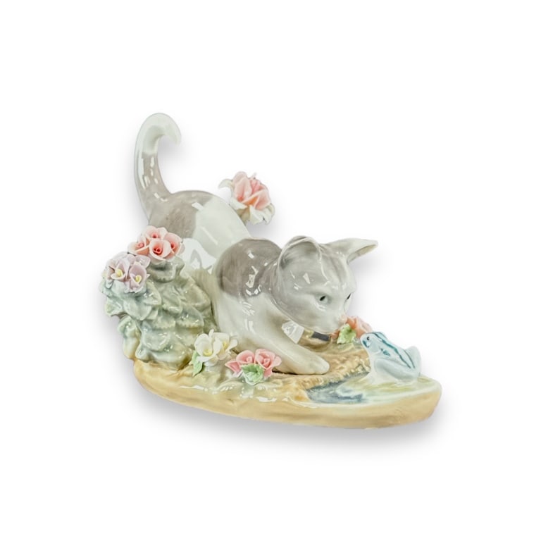 Lladro, Kitty Confrontation #1442 . ISSUED 1983, SCULPTOR JUAN HUERTA, APPROX 3.5" HIGH, GLAZED: Lladro, Kitty Confrontation #1442 . ISSUED 1983, SCULPTOR JUAN HUERTA, APPROX 3.5" HIGH, GLAZED FINISH. EF/B15/SH:12A