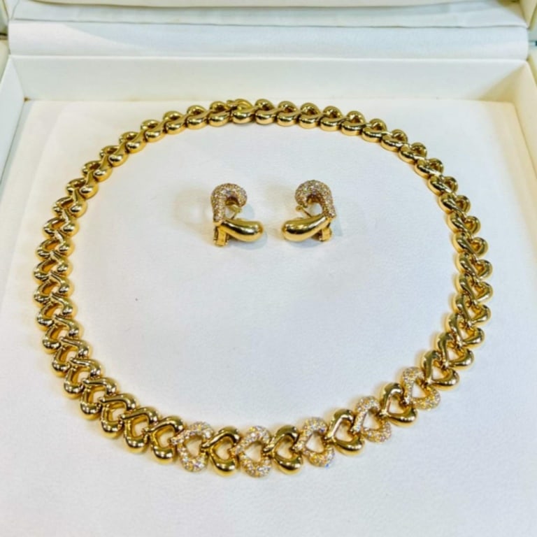 Van Cleef & Arpels French 18K Yellow Gold Necklace & Earring Set. Van Cleef & Arpels French 18K: Van Cleef & Arpels French 18K Yellow Gold Necklace & Earring Set. Van Cleef & Arpels French 18K Yellow Gold Necklace & Earring Set Necklace 90.8 grams Set with 215 Diamonds weighing app. 3.20 Ct. Earr