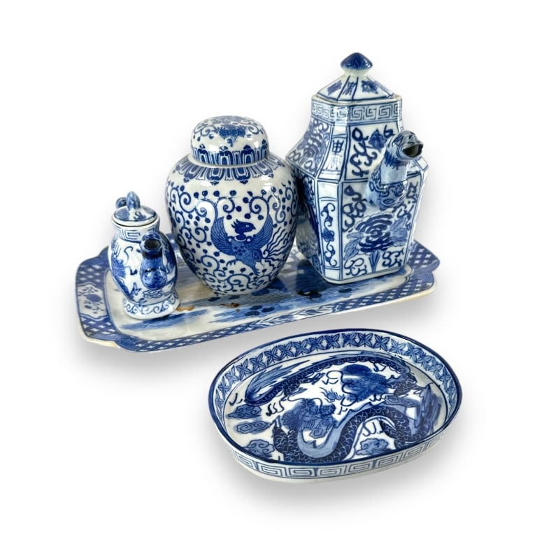A lot of five Chinese blue and white porccelain items to include teapots, ginger jar and dishes. (1 of 5)