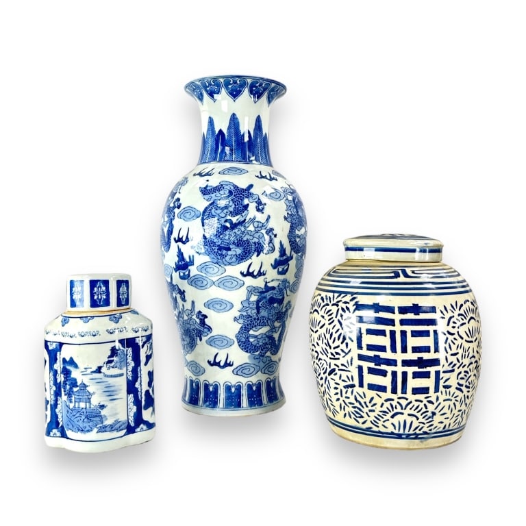 A lot of three Chinese blue and white porcelain items to include a vase and two covered jars. (1 of 4)