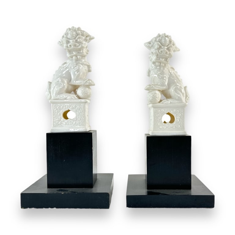 A pair of vintage Chinese, or possibly French Chinoiserie?, Blanc de Chine foo lion sculptures (1 of 3)