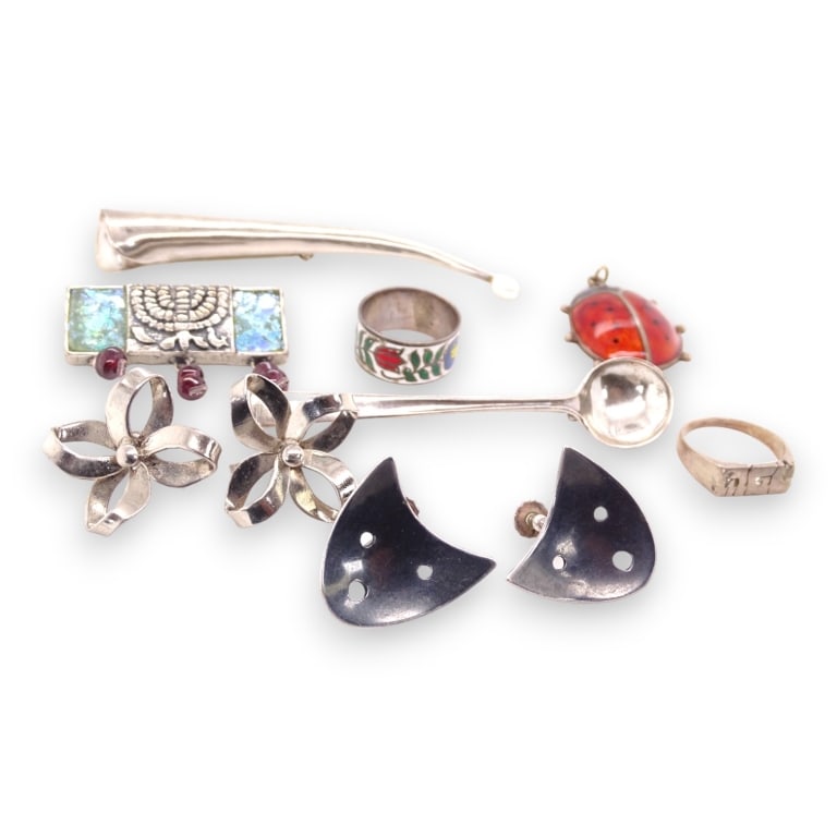 A lot of 11 verious jewelry items in sterling silver to include Native American Indian pendant and (1 of 7)