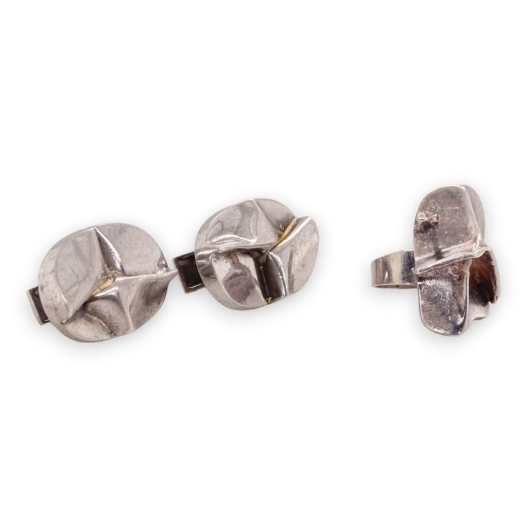 A lot of 2 Finnish sterling silver jewelry items to include a ring and cufflinks. Each having a (1 of 5)