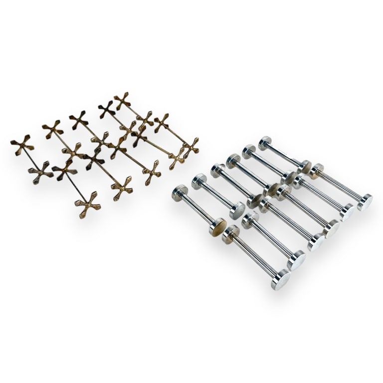 A lot of 22 vintage silver plated knife rests. 10 appear to be older with a cross or plane propeller (1 of 4)