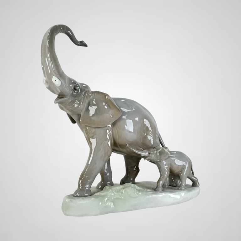 Lladro Figurine #1151 Mother & Baby Elephants. Retired piece, stamped Lladro underside. Approx: 12 x (1 of 5)
