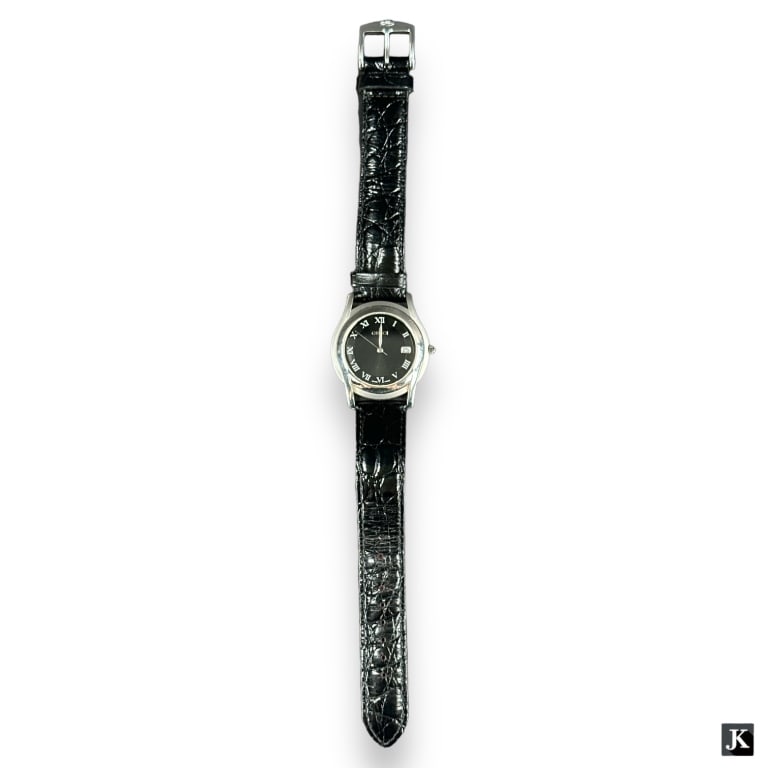 Men's designer Gucci Italy 5500 Series wristwatch having a stainless steel case with balck dial and (1 of 4)