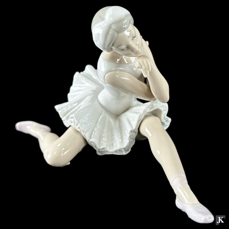 Lladro Spanish glazed porcelain sculpture depicting a ballerina titled "Death of the Swan" or "La: Lladro Spanish glazed porcelain sculpture depicting a ballerina titled "Death of the Swan" or "La Muerte del Cisne" number 4855. Sculpted by Vincente Martinez. Issued in 1973 and retired in 2000. Meas