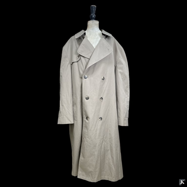 Gent's Christian Dior Le Connaisseur Trench Coat: Men's designer Christian Dior Le Connaisseur trench coat in tan khaki. Size 44R. Appears in overall good condition. JD/B13/SH:14A