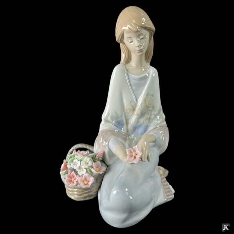 Lladro Spain "Flower Song" Porcelain Figure #7607 (1 of 5)
