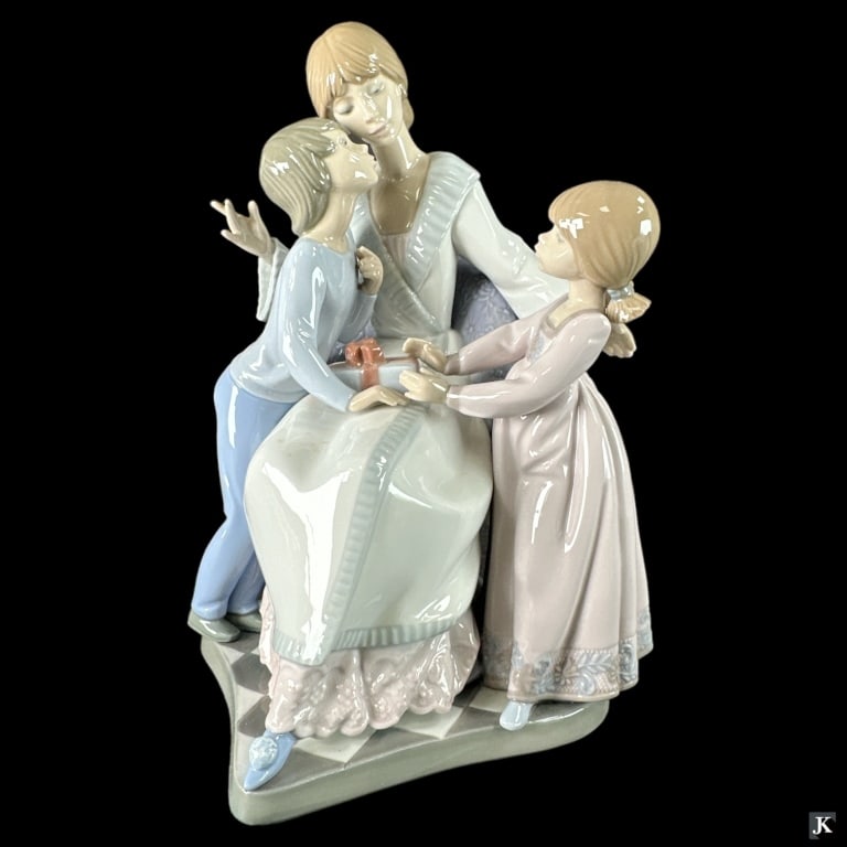 Lladro Spain "A Gift Of Love" Figure #5596: Lladro Spanish glazed porcelain sculpture titled "A Gift Of Love" or "Querida Mama" number 5596. Sculpted by Francisco Catalá. Issued in 1989 and retired in 1998. Measures approx. 9 1/2" height. Incl