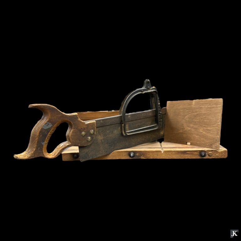 Vintage Perfection USA Mitre Box & Saw (1 of 4)