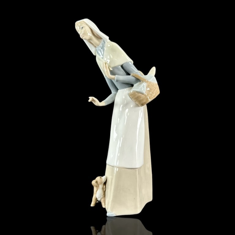 Lladro #1034 Girl with Basket Porcelain Figure: Lladro #1034 Girl with Basket Porcelain Figure . measures H: 10 1/2".good condition. EF/B13/CB:A