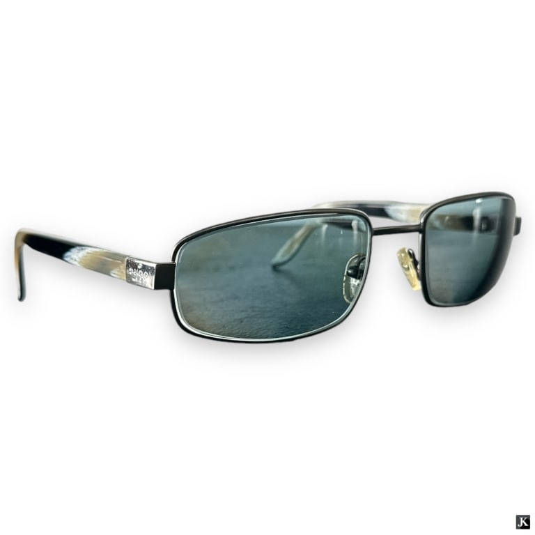 Gucci Faux Horn Sunglasses in Case: Gucci Faux Horn Sunglasses in Case Fit with prescription lenses. The glasses and case are in very good condition, no scratches or wear. Marked appropriately.32S***All items must be removed from the au