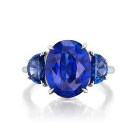 MAGNIFICENT OVAL SAPPHIRE RING