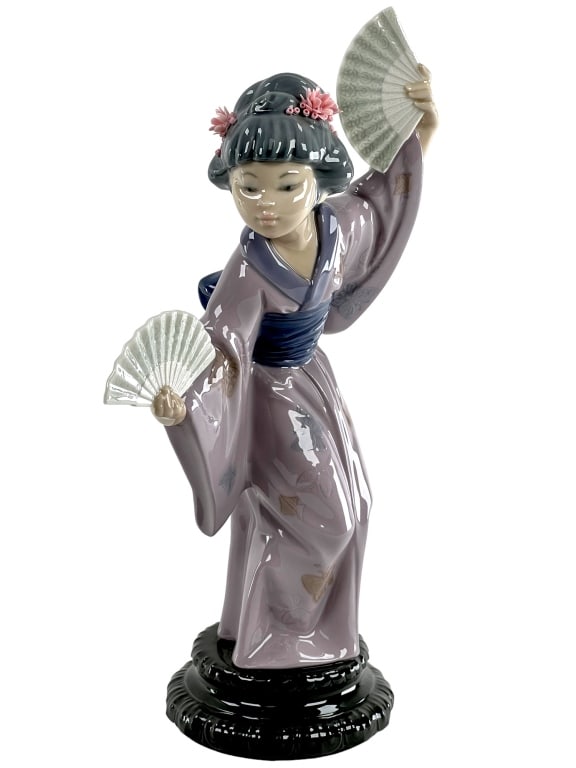 Lladro Porcelain Figure No 4991 "Madame Butterfly": MEASURING APPROX 31CM HIGH X 17CM.