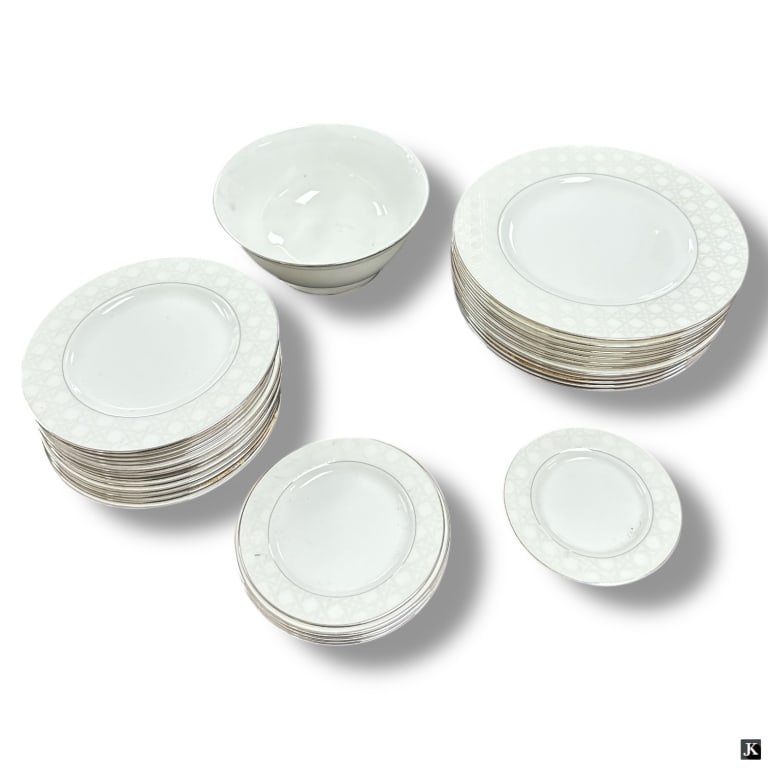 31 Pcs Kate Spade/Lenox Carling Way Dinnerware: 31 Pcs Kate Spade/Lenox Carling Way Dinnerware. Lot includes: dinnerplates, salad plates, bread & butter plates, saucer, serving bowl. AS IS condition. JK/B13/SH:2B