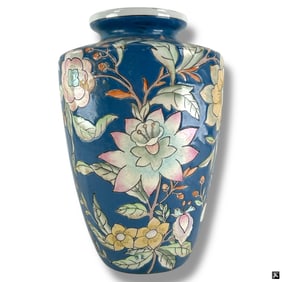 Modern Chinese Macau Porcelain Decorative Vase