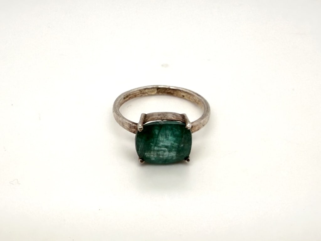 Vintage .925 Sterling Silver Gemstone Ring: Vintage .925 sterling silver green gemstone ring. Stamped '.925' inside. Minor wear and tarnishing, otherwise in good condition. Size 10.5