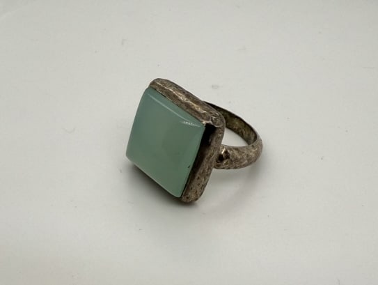 Vintage .925 Sterling Silver Gemstone Ring: Vintage .925 sterling silver green gemstone ring. Stamped with logo '.925' and 'INDIA' on inside. Minor signs of wear and tarnishing present, otherwise in good condition. Size 10.25