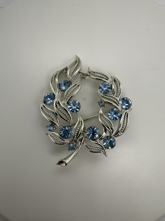 Vintage Usner Silver Toned Wreath Crystal Brooch: Vintage Usner silver toned wreath crystal decorated brooch. Stamped verso along the stem. Very minor signs of use, otherwise in good condition.