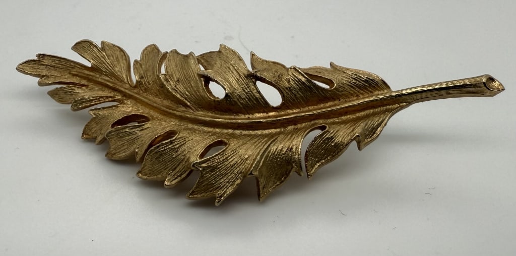 Vintage 1961 Coro Gold Toned Floral Brooch: Vintage 1961 Coro gold toned floral brooch. Stamped 'Coro' and 'c. Coro 1961' on inside. Minor signs of wear and use, otherwise in good condition.