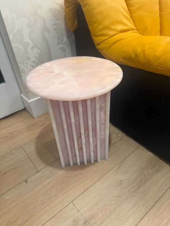 Pink onyx side table 15 diameter 18 tall has a rep: Pink onyx side table Diameter: 15" diameter x 18" tall has a repair on the top PICK UP LOCATION, LA