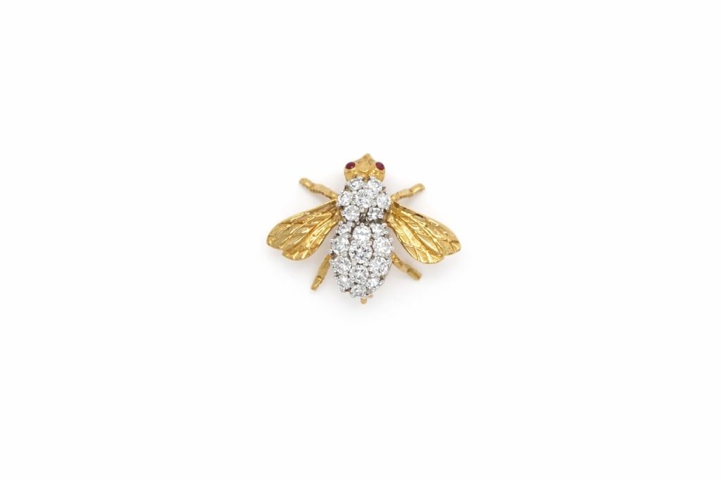 Possibly Van Cleef & Arpels Diamond 18K Bee Brooch: Possibly Van Cleef & Arpels Diamond 18K Bee Brooch Ruby and Diamond Total Weight 3.4 Measures 5/8