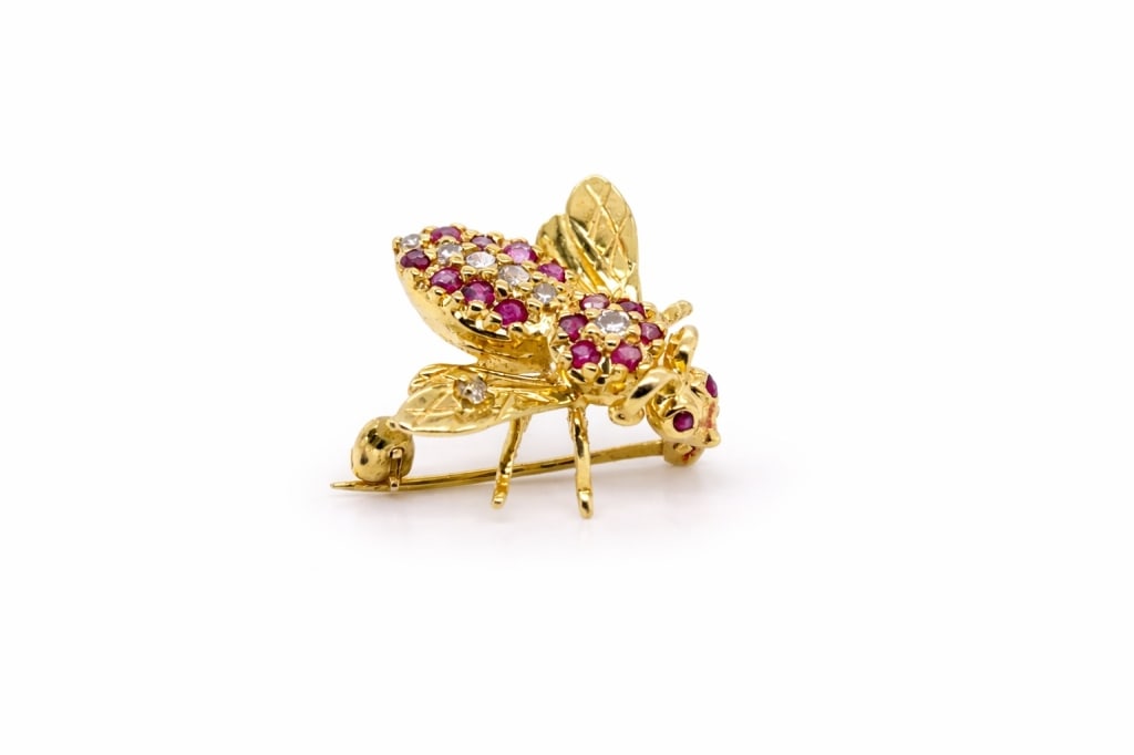 Unsigned Ruby & Diamond Bee Brooch: Unsigned Ruby & Diamond Bee Brooch 14K Yellow Gold. Total Weight 2.3 DWT Measures 5/4 Lenght